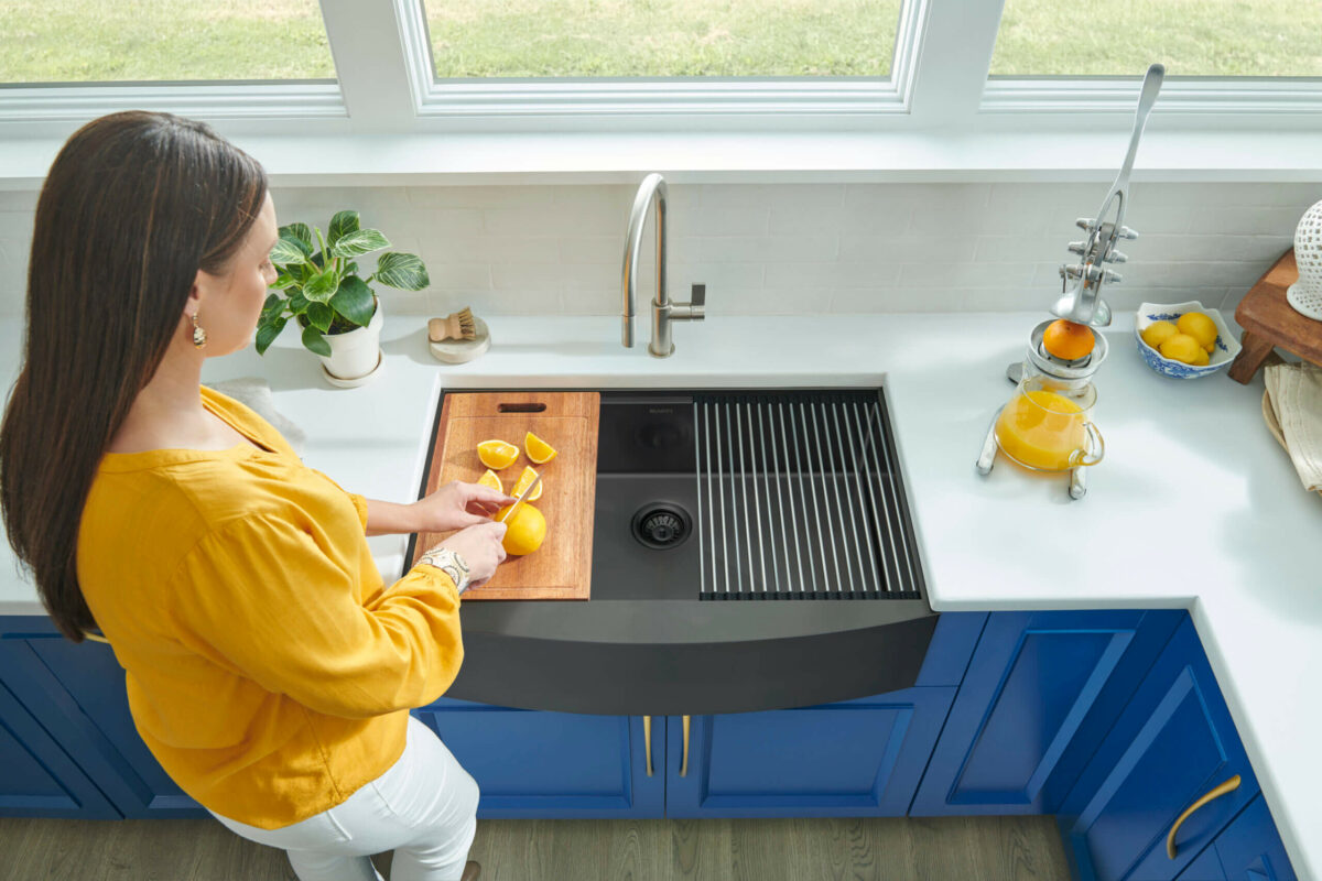 A matte black Monaco workstation sink paired with royal blue cabinetry for a bold, modern look. Copyright: Ruvati