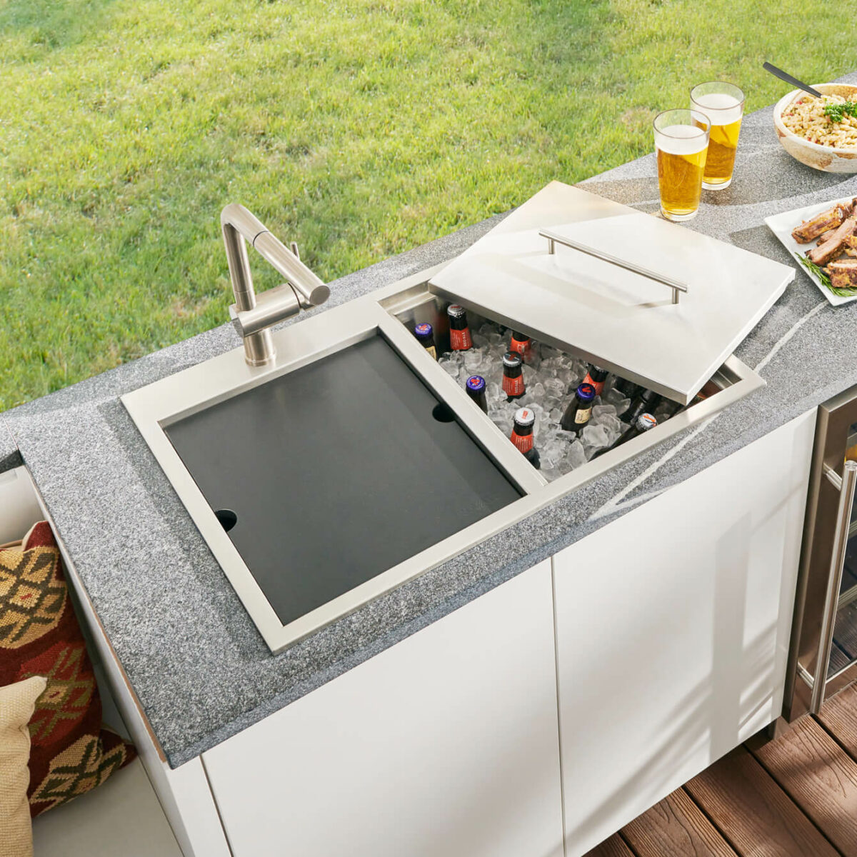 This Ruvati Merino sink setup features a built-in ice bin for beverages, a prep tray, and a modern pull-down faucet—all crafted for outdoor durability. Copyright: Ruvati