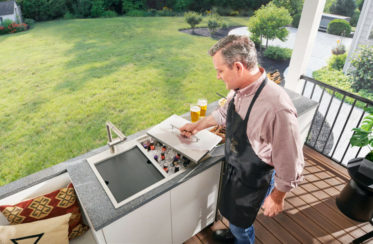 The Merino sink turns this outdoor island into a fully equipped bar and prep station—ideal for hosting and grilling. Copyright: Ruvati
